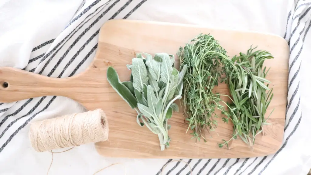 Homemade Dried Herbs Simple, natural DIY 

Homemade dried herbs is so easy! 

#driedherbs #herbs #farmhouse #kitchen #spring #diy #simple #cheap #howtodryherbs #withoutadehydrator #nodehydrator #homedecor