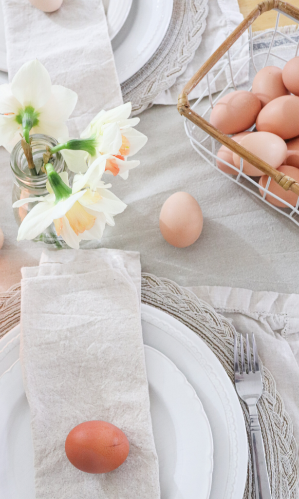 Simple Easter farmhouse tablescape ideas 