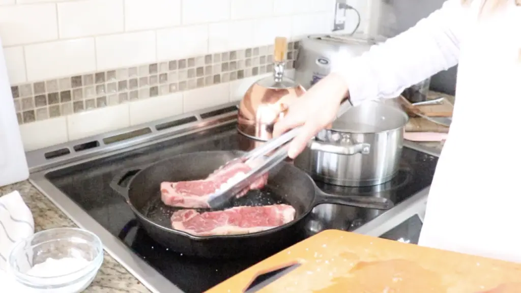 how to make cast iron steak crispy steak on a cast iron without a BBQ healthy dinner ideas recipes tutorials family friendly yummy beef medium rare perfectly cooked