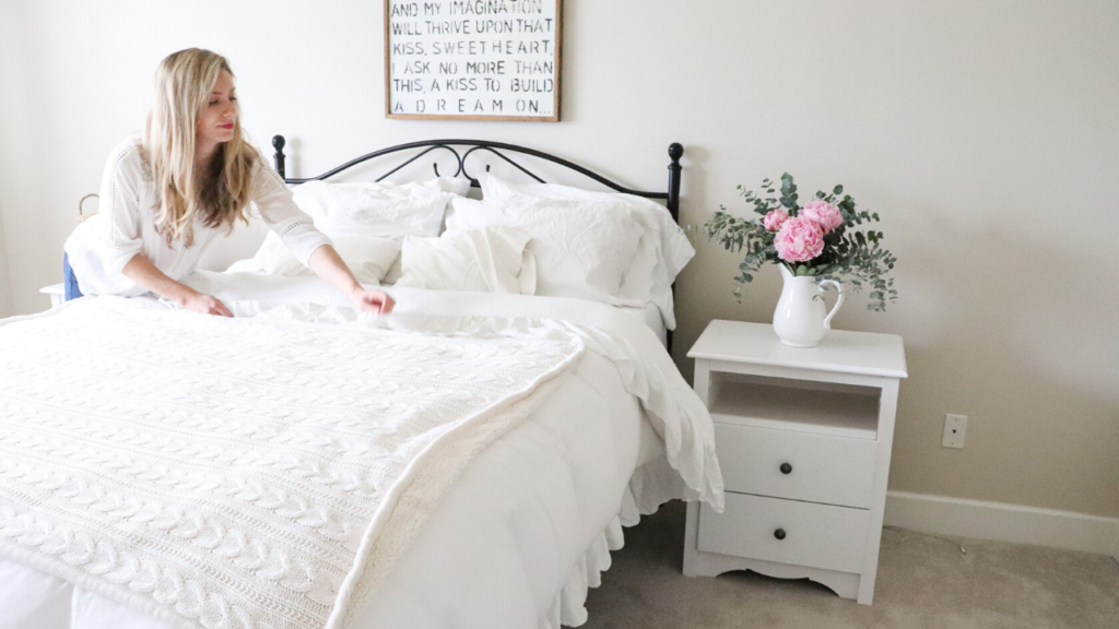 How to install a headboard into an existing bed frame 

#farmhouse #decor #headboard #bedframe 