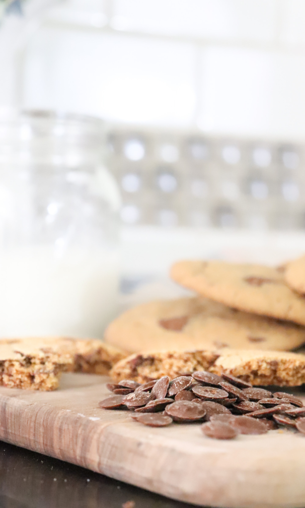 Make these delicious gluten free cookies that are chewy and use carob chips, a healthier version of chocolate with less sugar and zero caffeine. Our go to for all things sweet by healthy!
#carobchips #glutenfree #cookies #fallrecipes #warmcozyrecipes #cozyfallrecipes #glutenfreecookies #cookierecipe #carobchipcookies