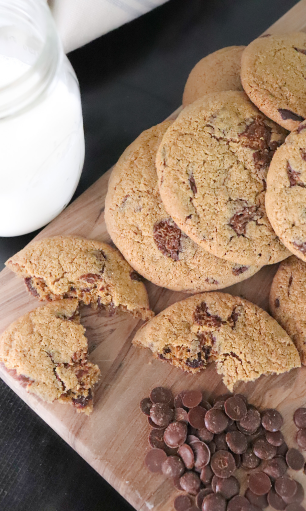 Make these delicious cookies that are chewy and use carob chips, a healthier version of chocolate with less sugar and zero caffeine. Our go to for all things sweet by healthy!

#carobchips #cookies #fallrecipes #warmcozyrecipes #cozyfallrecipes #cookierecipe #carobchipcookies