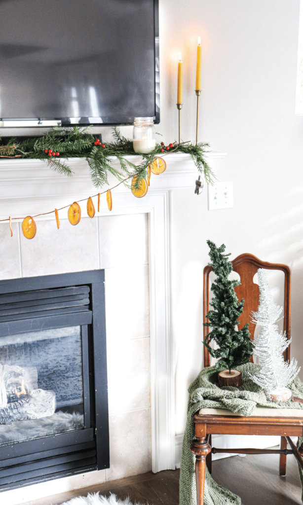 Learn how to make this easy DIY Christmas garland for your mantle or staircase this year. I love the smell of fresh greens and oranges, and creating my own home decor with my two hands. 

#diychristmasgarland #howtomakegarland #christmasdecor #farmhousedecor #farmhousechristmas #diychristmas #diy #farmhouse #christmas #decor #garland #mantle #fireplace #livingroom #homedecor #inspiration