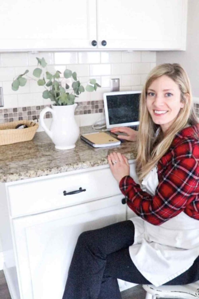 I am excited to finally share our farmhouse kitchen office nook reveal. I've been using this space as a desk for a long time and have finally organized it so it functions much better. Keep reading for kitchen office organization tips and tricks!

#farmhouse #kitchen #office #organization #nook #desk #homeoffice #organizationhacks #clean #recylce #organize