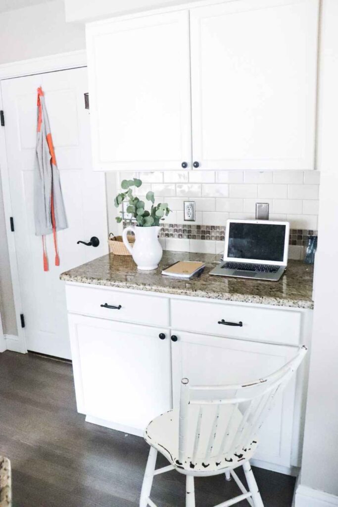 I am excited to finally share our farmhouse kitchen office nook reveal. I've been using this space as a desk for a long time and have finally organized it so it functions much better. Keep reading for kitchen office organization tips and tricks!

#farmhouse #kitchen #office #organization #nook #desk #homeoffice #organizationhacks #clean #recylce #organize