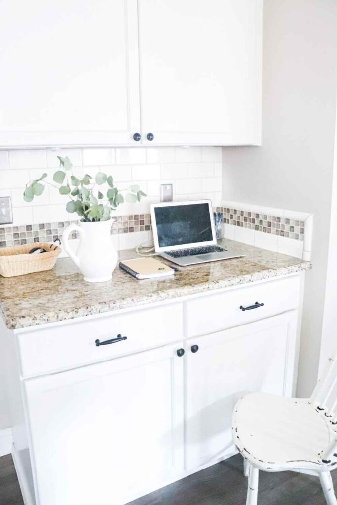 I am excited to finally share our farmhouse kitchen office nook reveal. I've been using this space as a desk for a long time and have finally organized it so it functions much better. Keep reading for kitchen office organization tips and tricks!

#farmhouse #kitchen #office #organization #nook #desk #homeoffice #organizationhacks #clean #recylce #organize