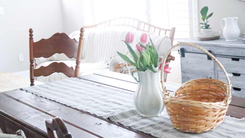 Keeping things simple yet pretty in this minimalist farmhouse home tour