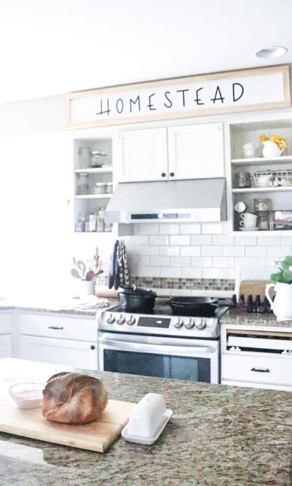 Keeping things simple yet pretty in this minimalist farmhouse home tour