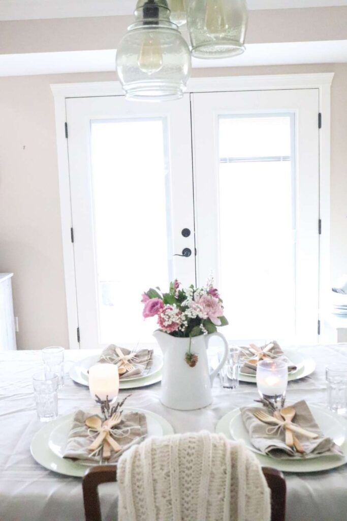 How to style a farmhouse table for summertime 