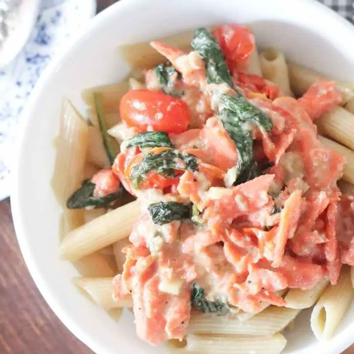 Creamy Smoked Salmon Pasta with Spinach and Tomatoes