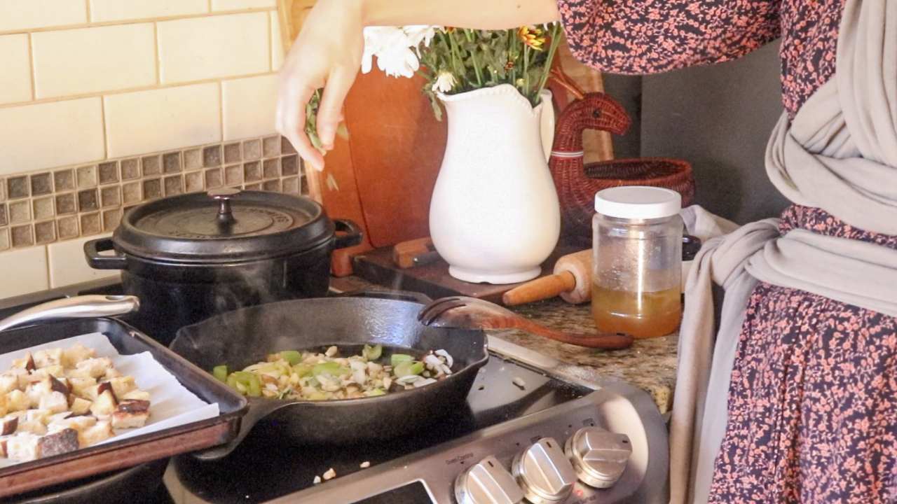 Buttery Herb Sourdough Thanksgiving Stuffing in Cast Iron Skillet - The ...